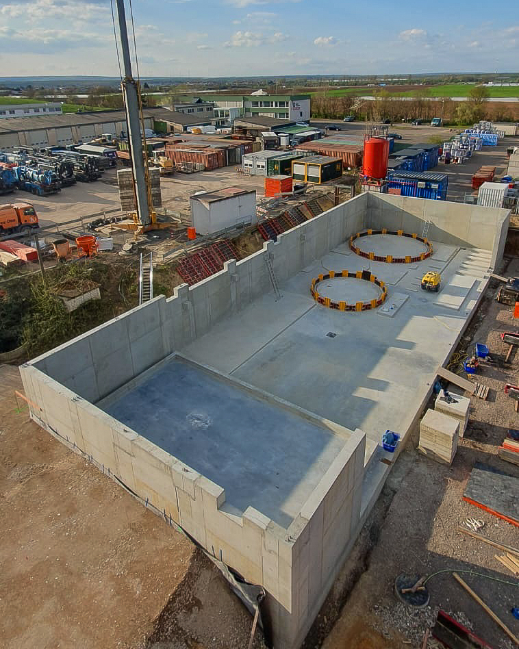 Bau B-Anlage, Fertigstellung Grundplatte, Vorbereitung Montage Abwassertanks