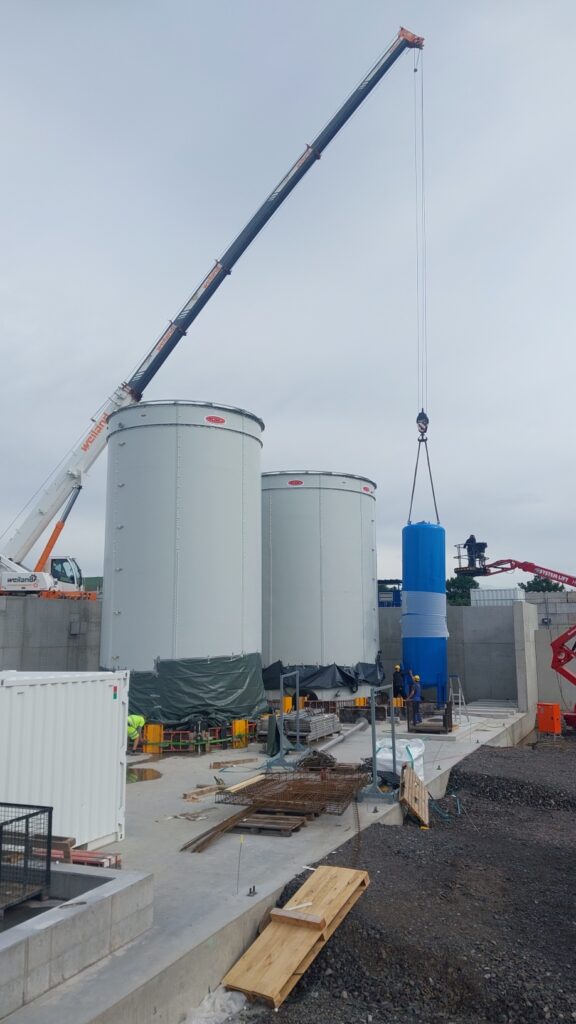 Bau B-Anlage, Kran mit blauen Aktivkohlefiltern