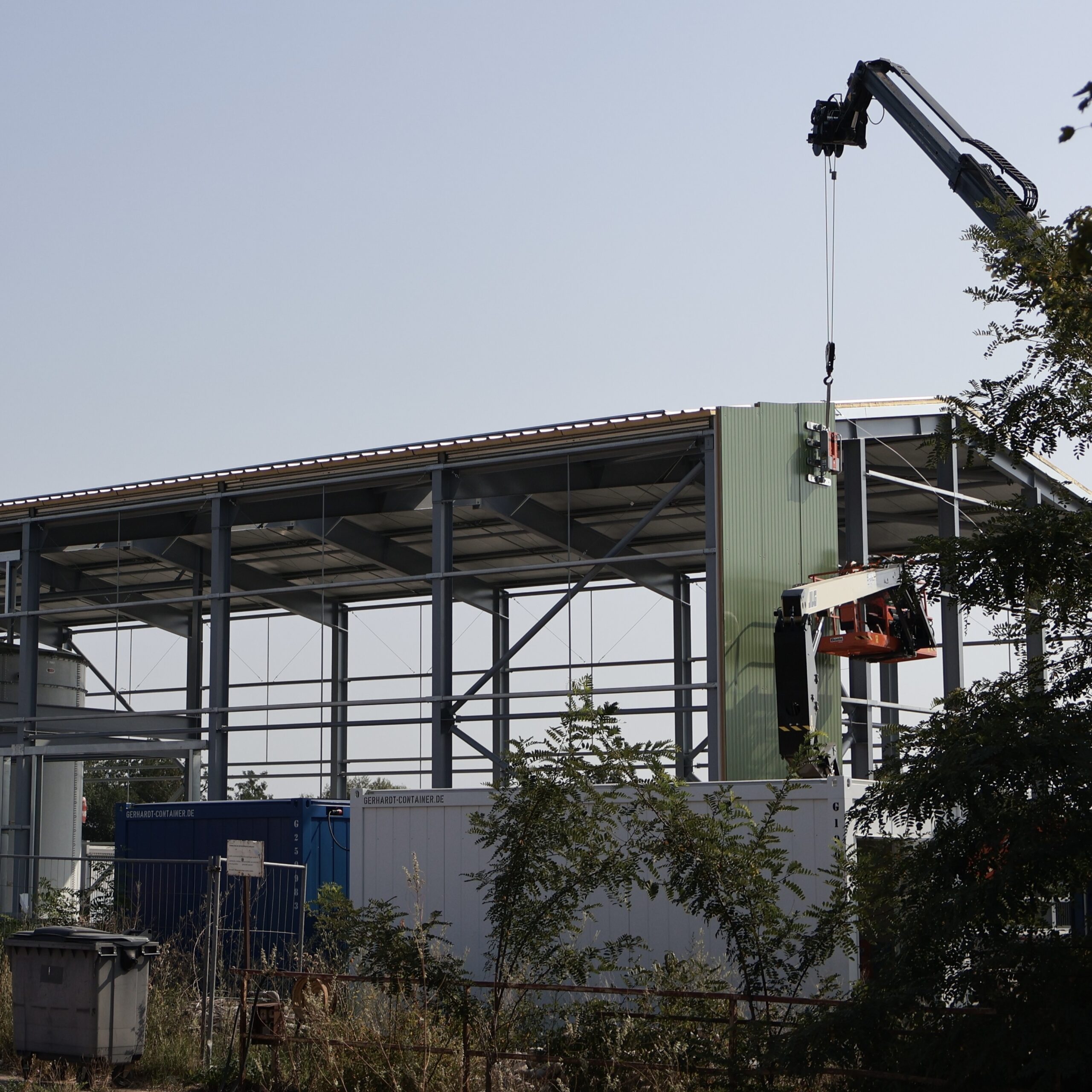 B-Anlage im Bau, Aufbau Fassade