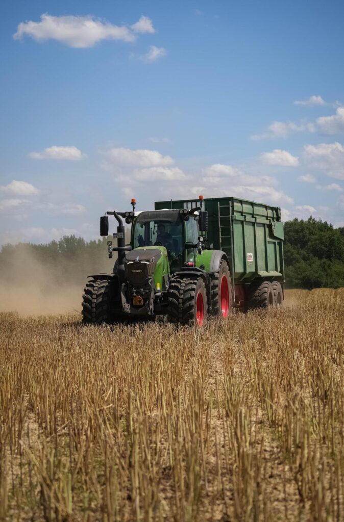 Traktor mit Hänger auf einem Feld