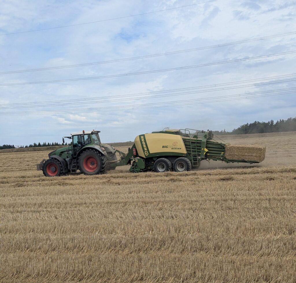 Traktor mit Hänger im Einsatz auf einem Feld